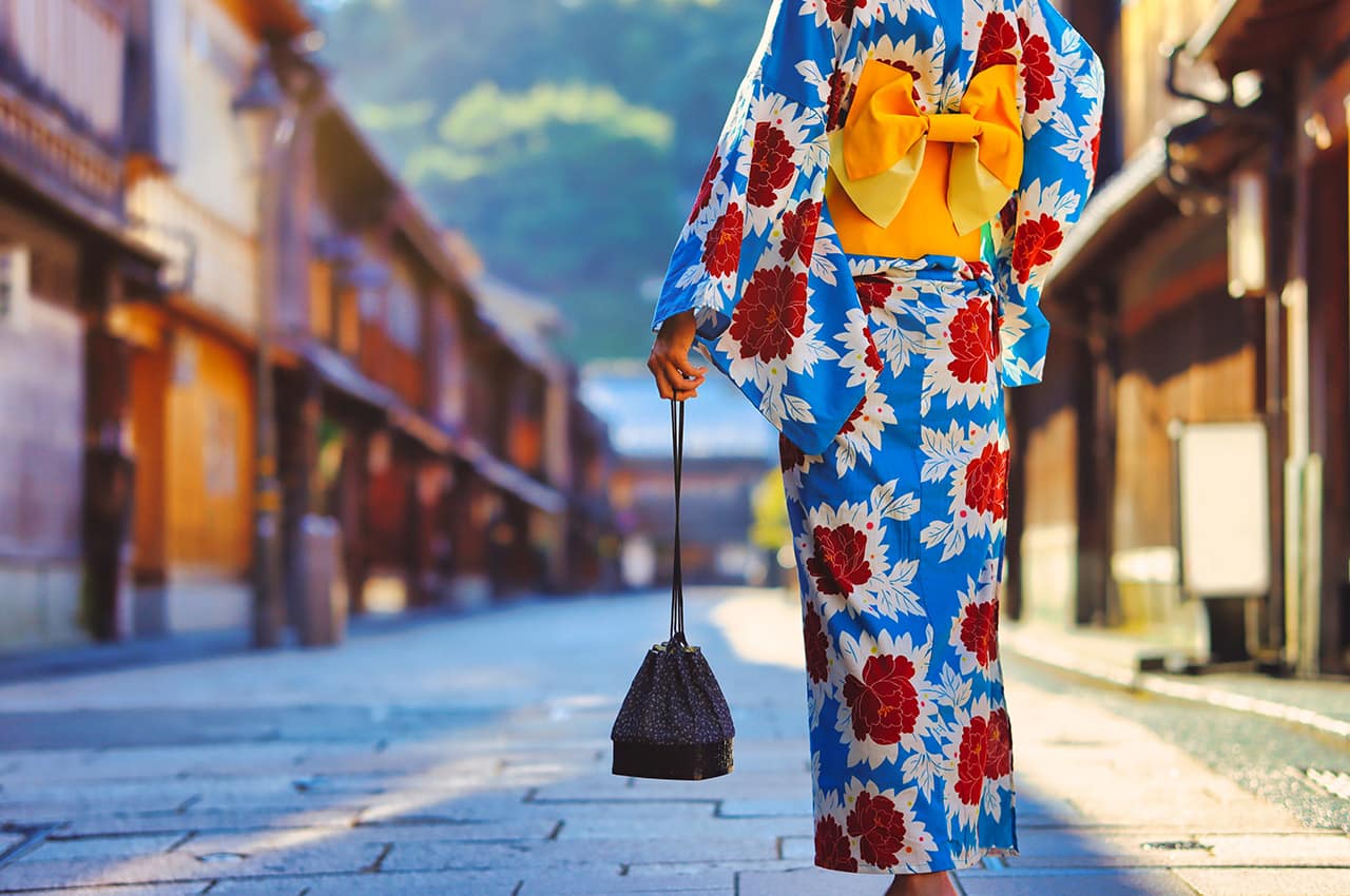 japao-kanazawa-mulher-de-quimono