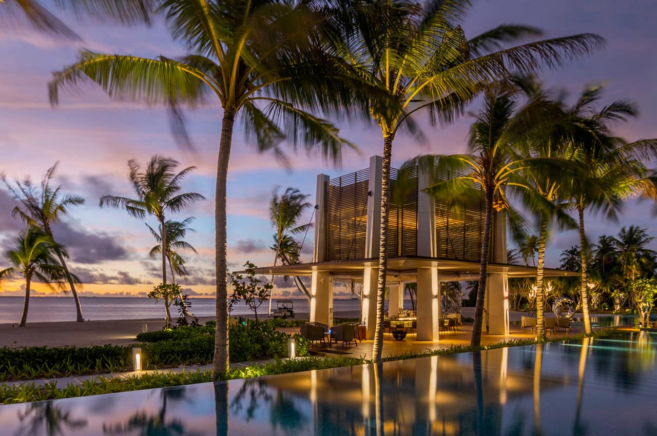 pullman-maldives-maamutaa-the-hub-pool-bar