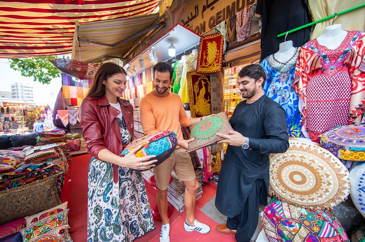det-visit-dubai-textile-souk-casal
