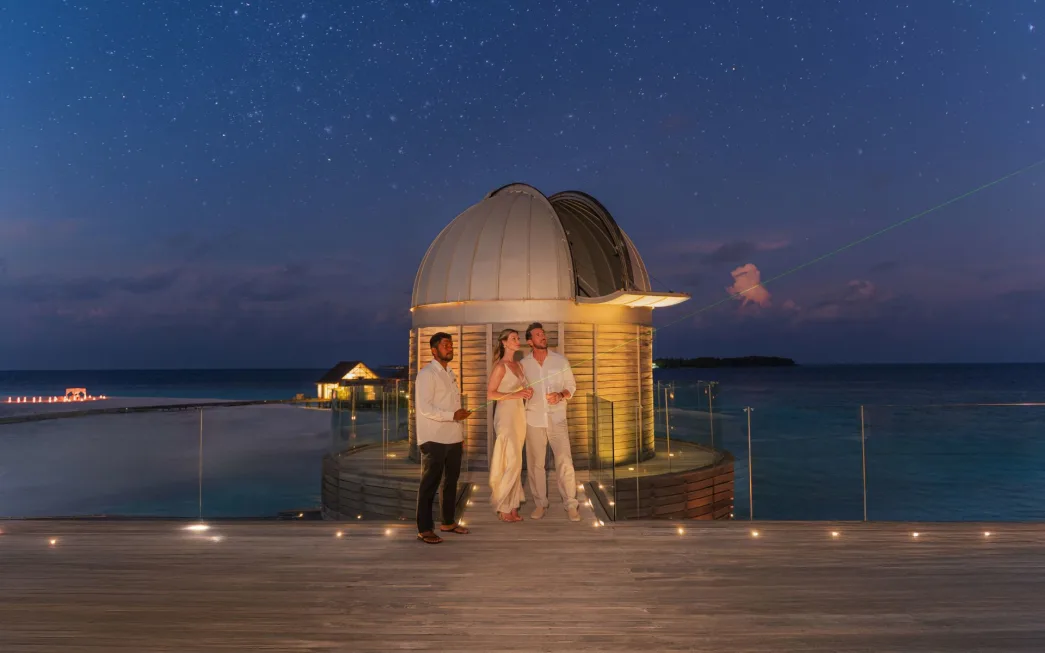 couple_at_the_sky_bar_anantara_kihavah_maldives_944x510