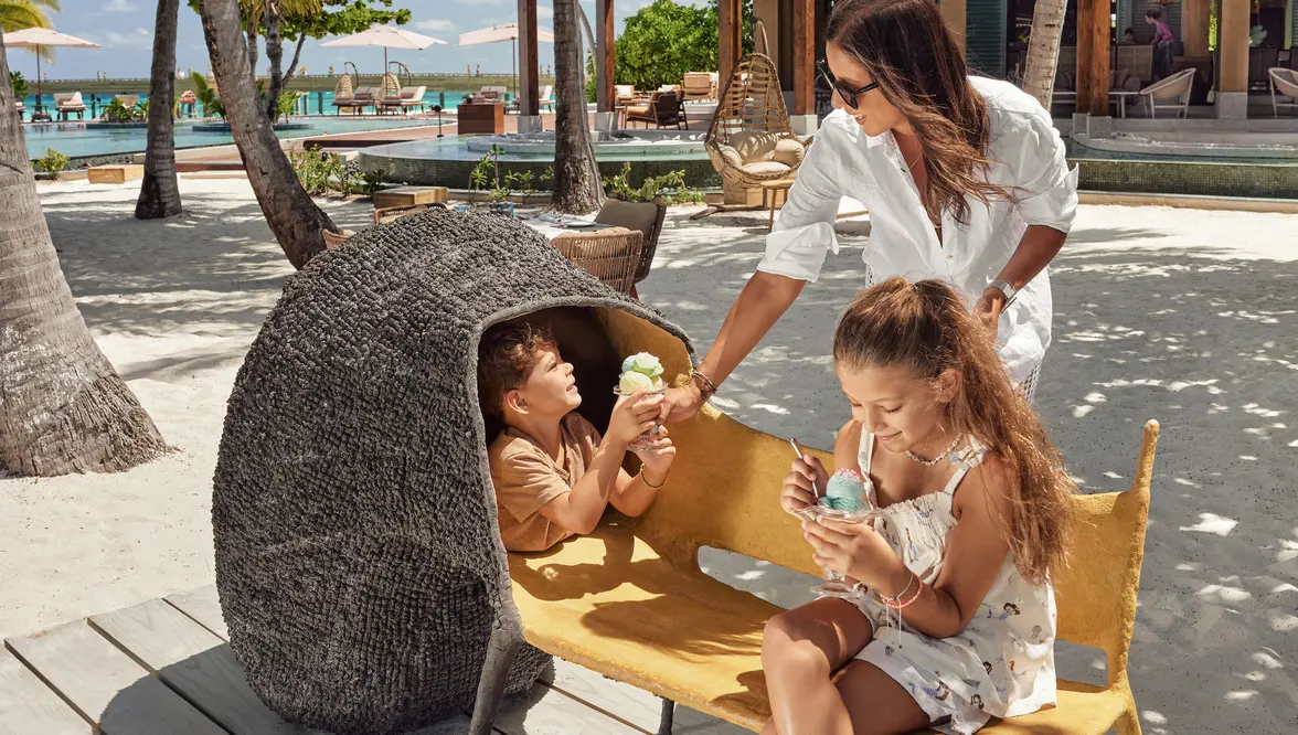 joali-maldives-evolution-chair_1176px