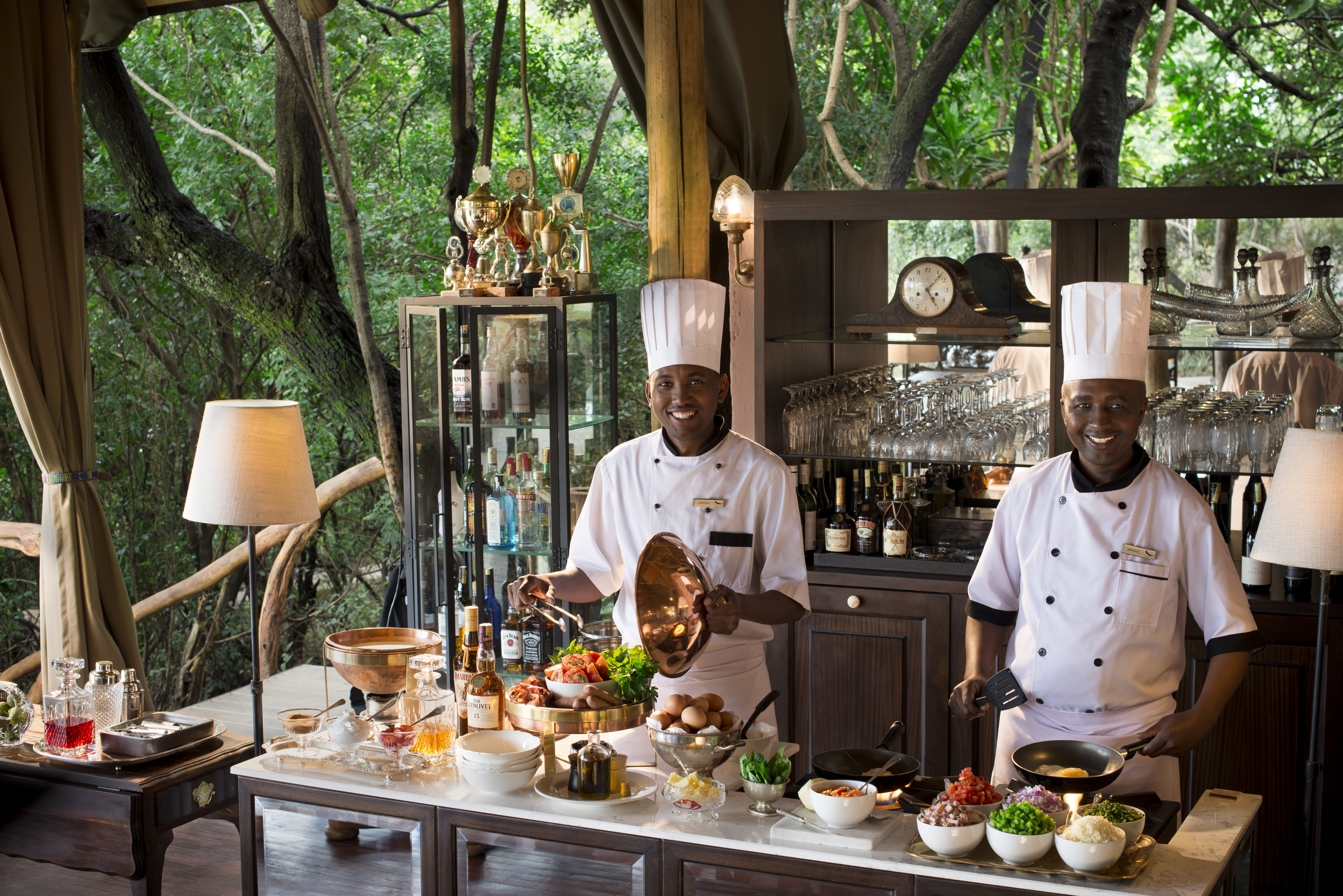 Kenya-Bateleur-Camp-staff-chefs-in-interactive-kitchen_mxhkub