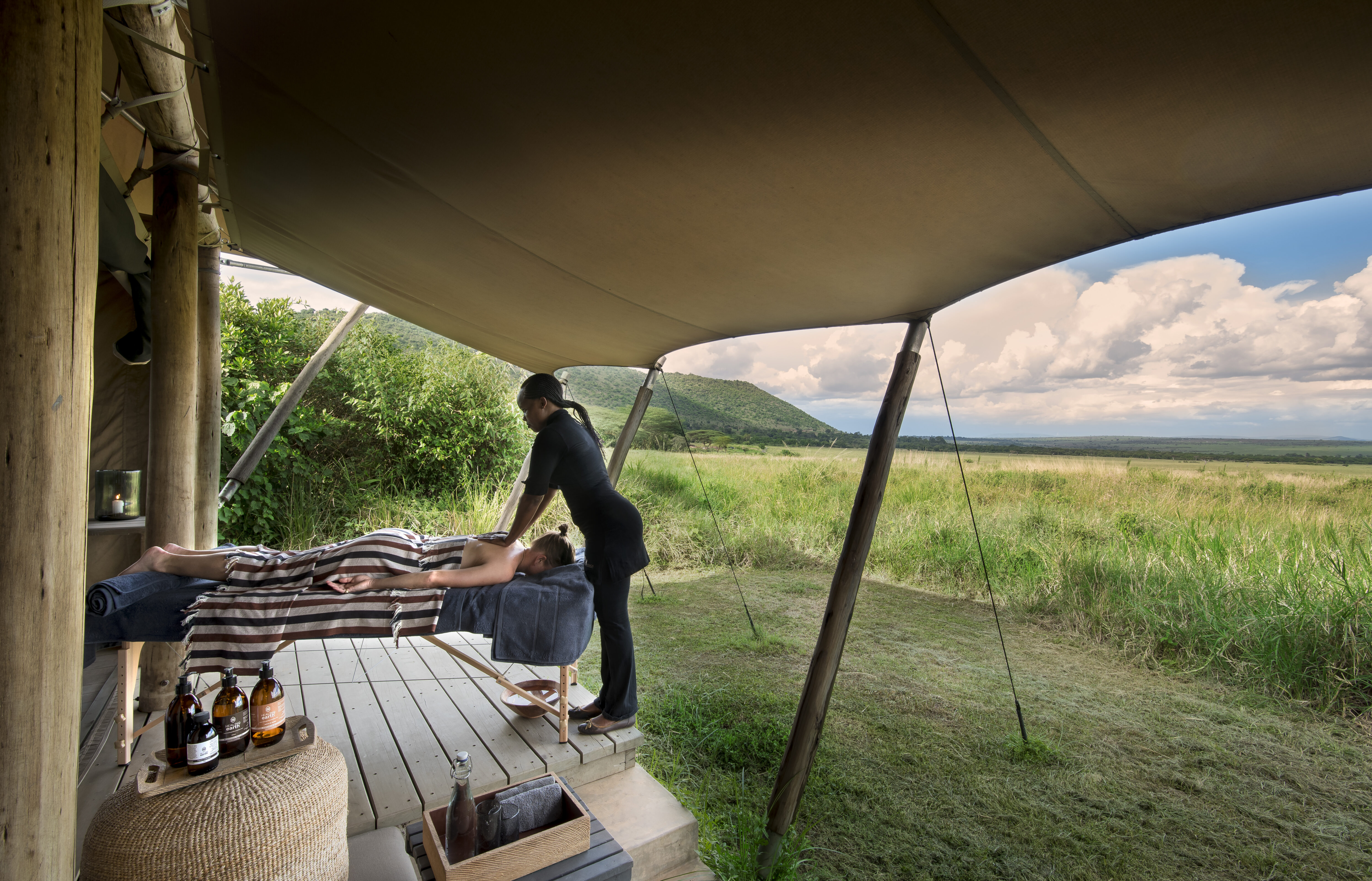 Kenya-Kichwa-Experiences-Massage-masseuse-with-guest